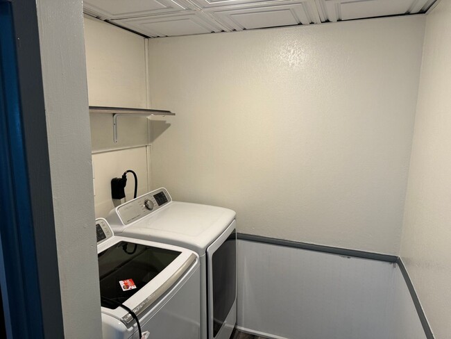 Building Photo - Available June 1st - 2 bed/1 bath Lower Duplex!