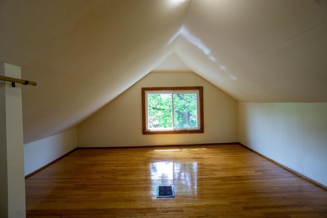 Building Photo - Available 8/1/26 - Spacious Three Floor Si...