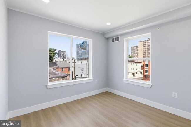 Building Photo - 1511 W Flora St