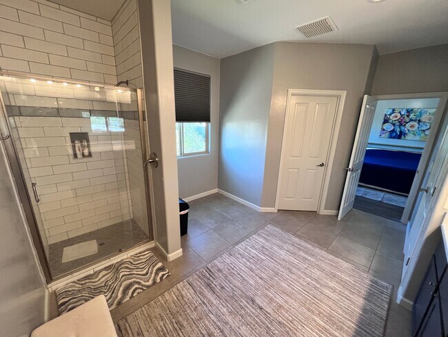 Building Photo - Central- FURNISHED 4 bedroom/ 3 bathroom h...
