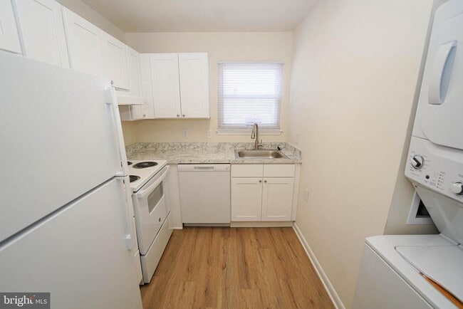 Building Photo - 734 Hemlock St