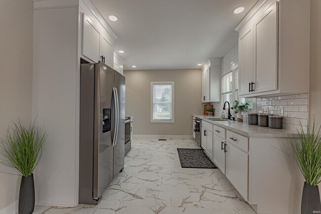 Building Photo - 808 S Cullen Ave