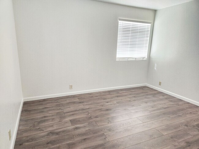 Building Photo - 3 bed 2.5 bath with loft