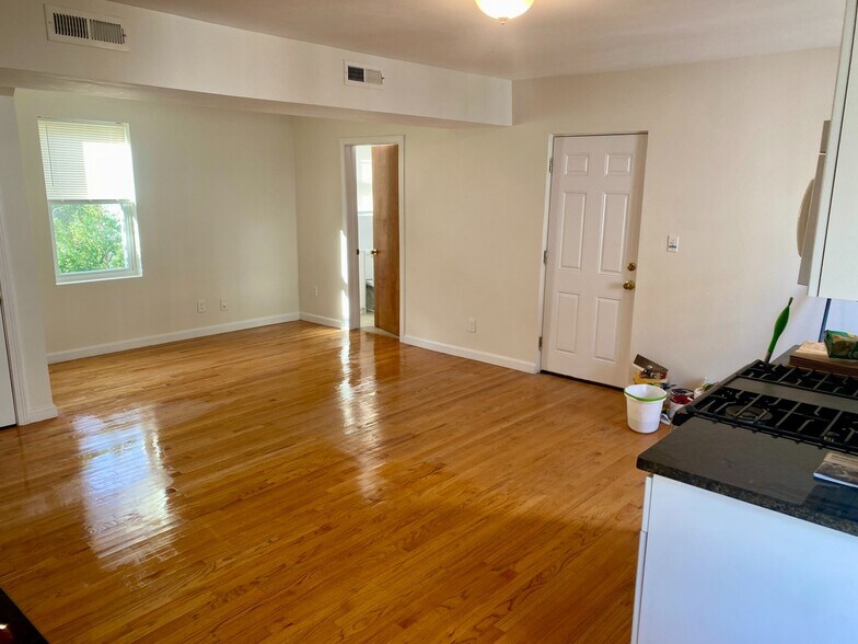 Building Photo - 123 Thorndike St