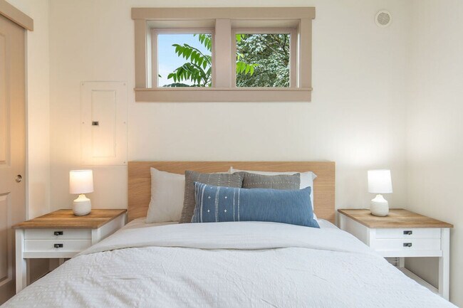 Building Photo - 1916 E Spruce St