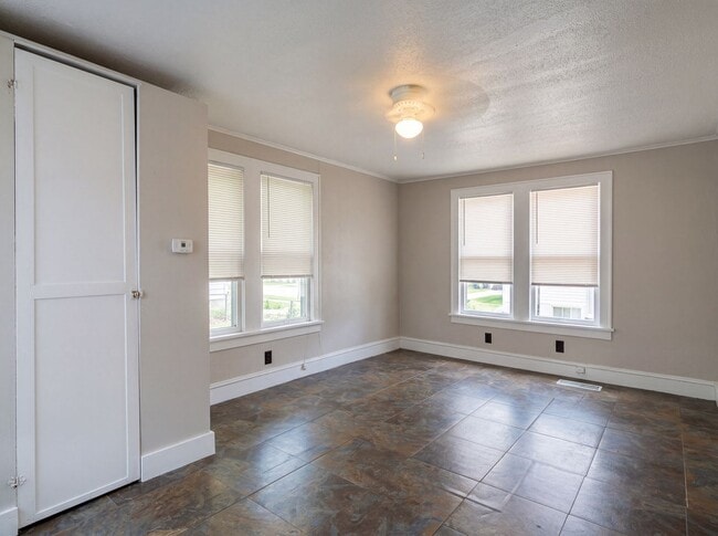Building Photo - Highland - 1 bed 1 Bath - Apartment