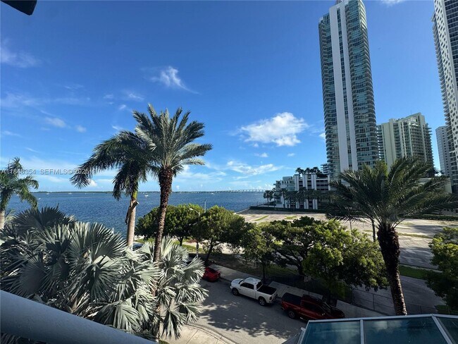 Building Photo - 1155 Brickell Bay Dr