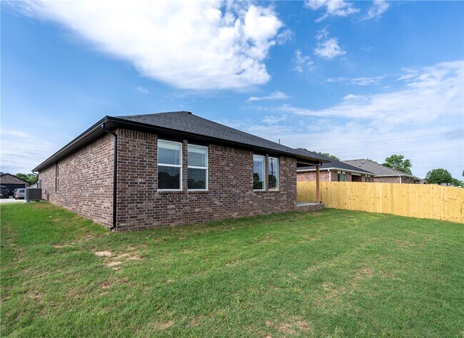 Building Photo - 813 Heeler Ave