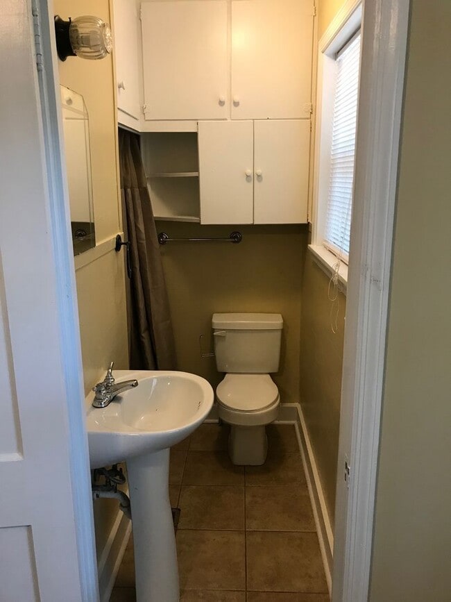 Building Photo - Three Bedroom in the Heart of Five Points