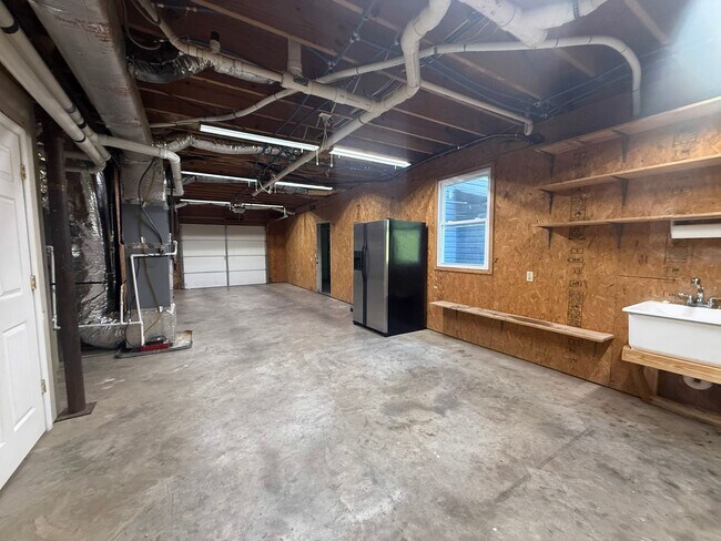 Building Photo - Sunroom, 2-Car Garage & Lawn Care Included | Pet-Friendly Cookeville Home