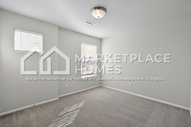 Building Photo - 904 SW Loudon Dr