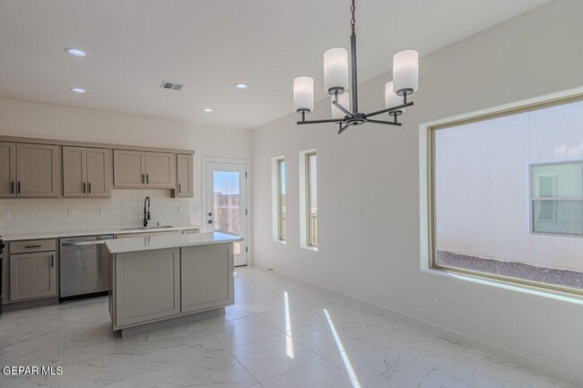 Building Photo - 500 E San Antonio Ave