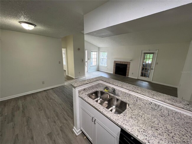 Building Photo - 4200 Thornbriar Ln
