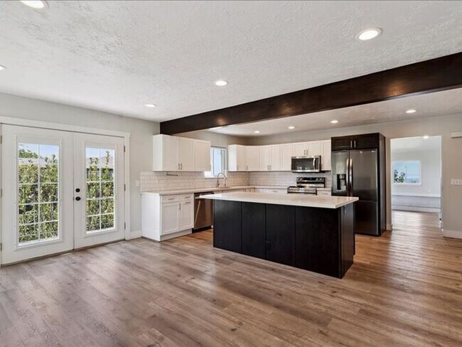 Building Photo - North Salt Lake Amazing 6 bed 3.5 bath family home