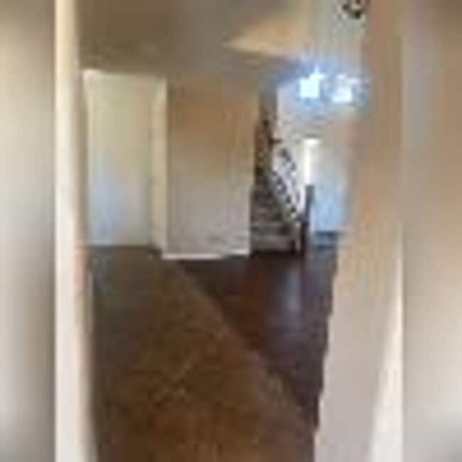 Building Photo - 4 Bedroom, 2 1/2 Bath Available Now!