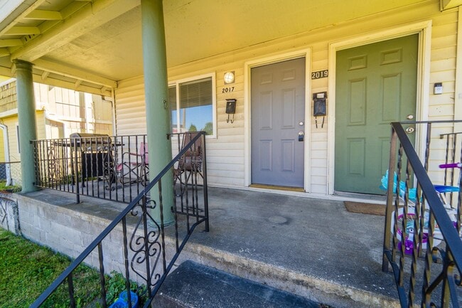 Building Photo - 3 bd/1 ba Duplex in Tacoma - $1,700