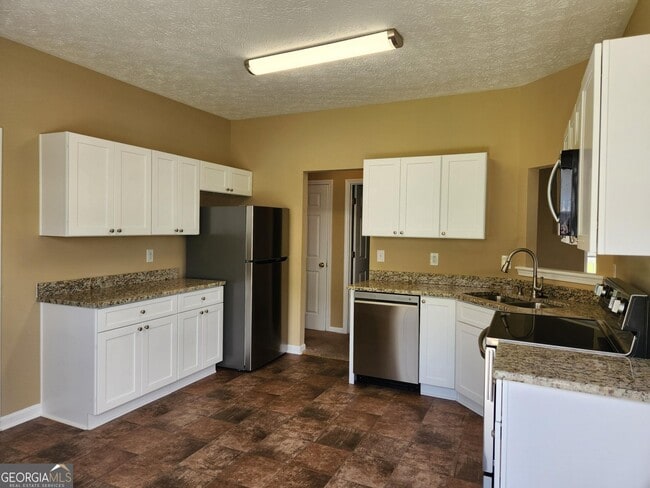Building Photo - 74 Roxbury Ln