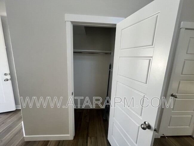 Building Photo - 1754 Oakwood Ln