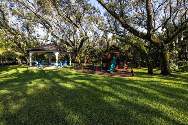 Building Photo - 10100 Lakeside Dr