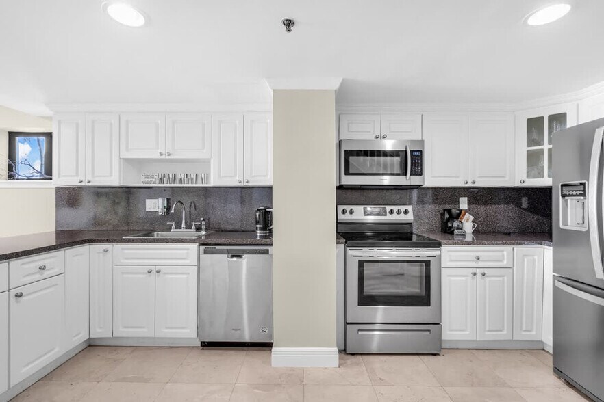 Building Photo - 6345 Collins Ave