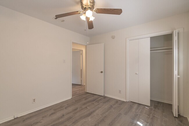 Building Photo - 2305 Montclaire St