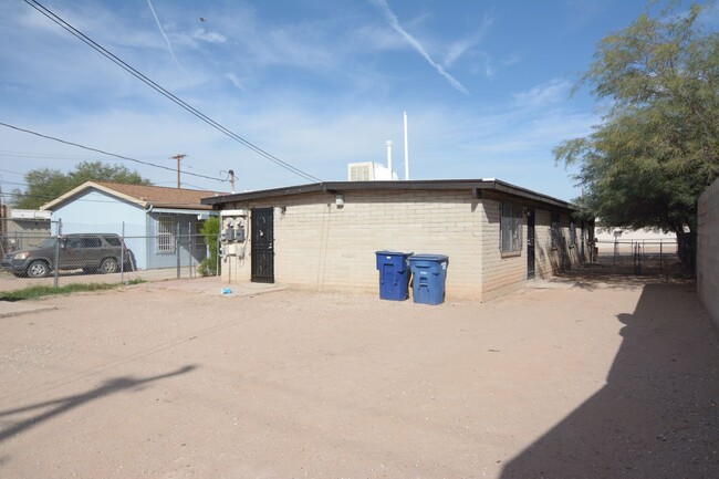 Building Photo - Completely Remodeled 2 Bedroom 1 Bath Dupl...