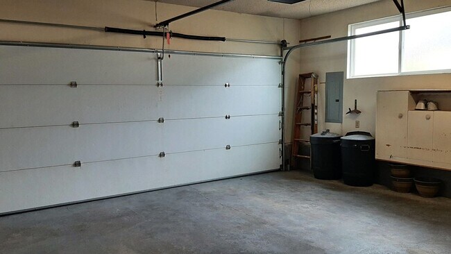 Building Photo - University Place Gem! 2 bedroom with Fireplace!