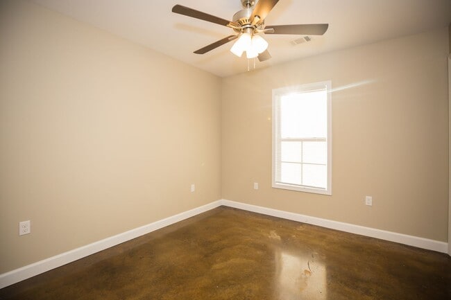 Building Photo - Charming 3 Bedroom, 2 Bath Home in Hilltop...