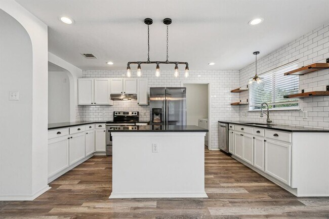 Building Photo - 209 Cottontail Dr