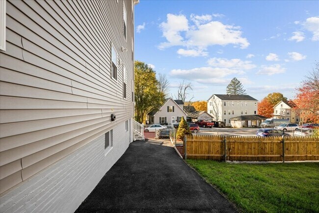 Building Photo - 9 Upsala St