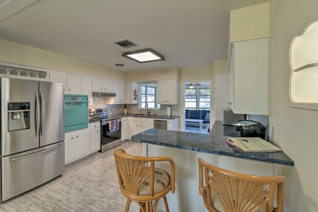 Building Photo - 1017 Pineland Ave