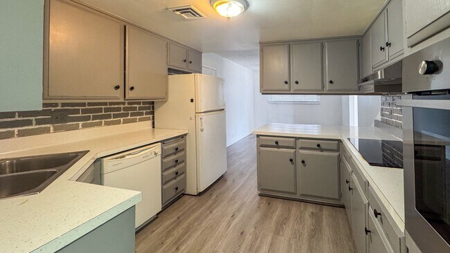 Building Photo - 50 Shadow Ln