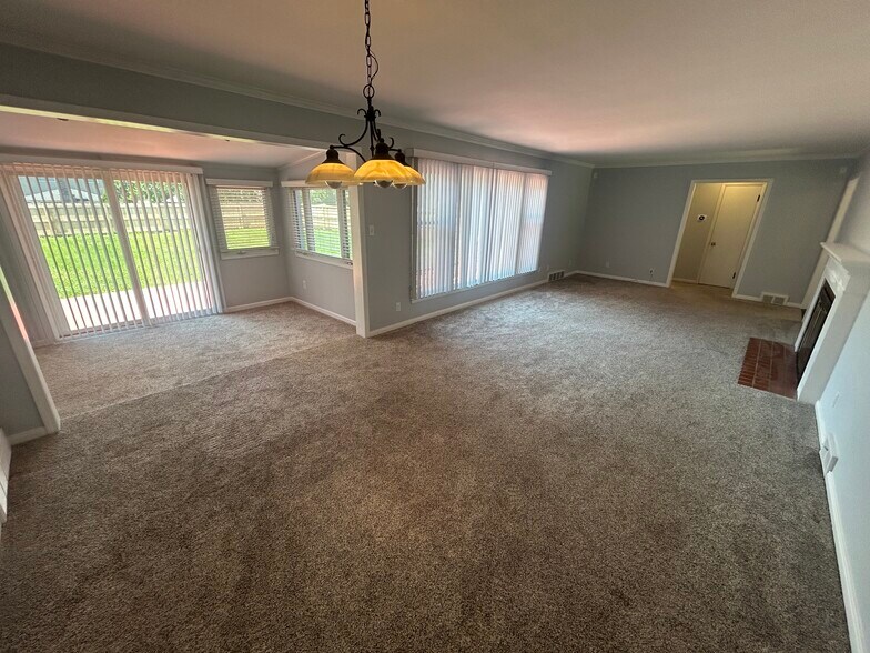 Building Photo - 4121 Seminole Dr