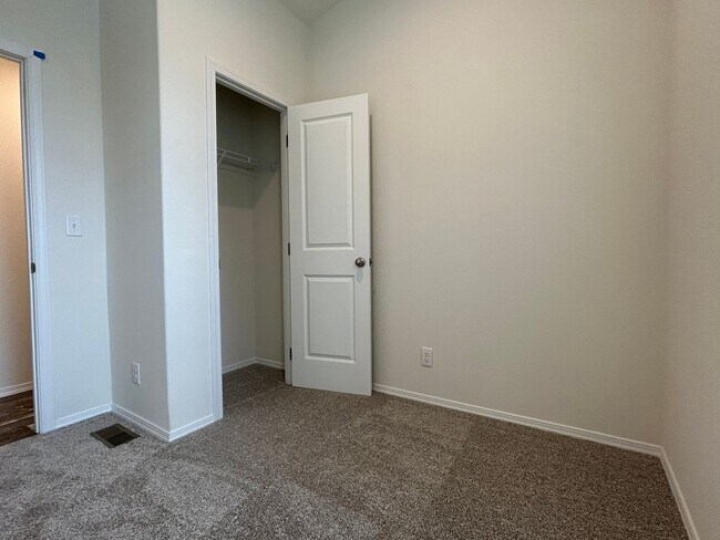 Building Photo - Powers Creek