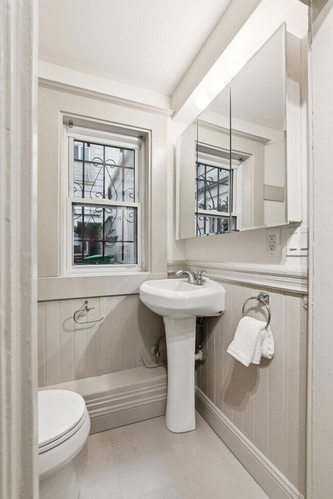 Building Photo - Pacific Heights: Updated Condo w/ Enchanting Shared Garden