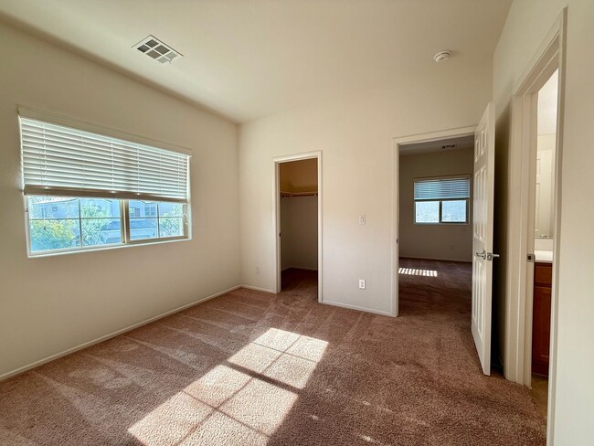 Building Photo - 3 BED 2.5 BATH SINGLE FAMILY W/ LOFT & COM...