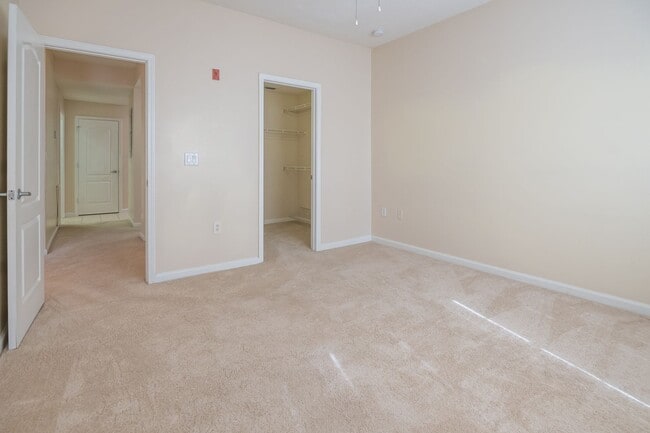 Building Photo - Beautiful 3 Bedroom, 2 Bath with Volume ceilings and Private Garage!