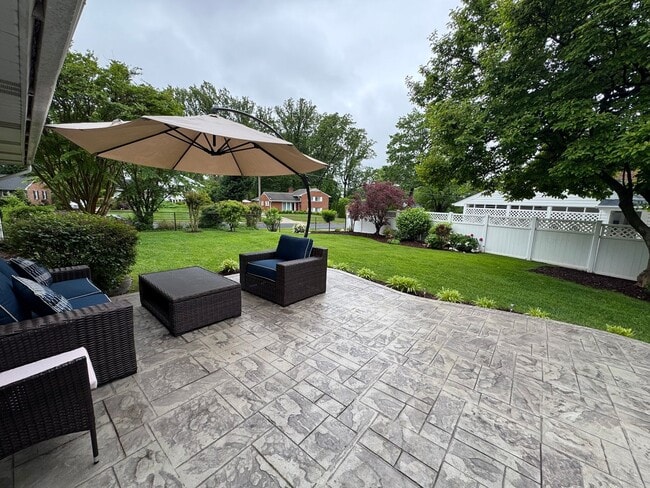 Building Photo - Gorgeous 3 Bed 1.5 Bath Single-Family Home...