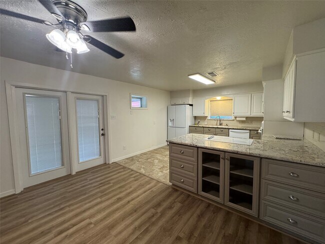 Building Photo - 2611 Prairie Ave