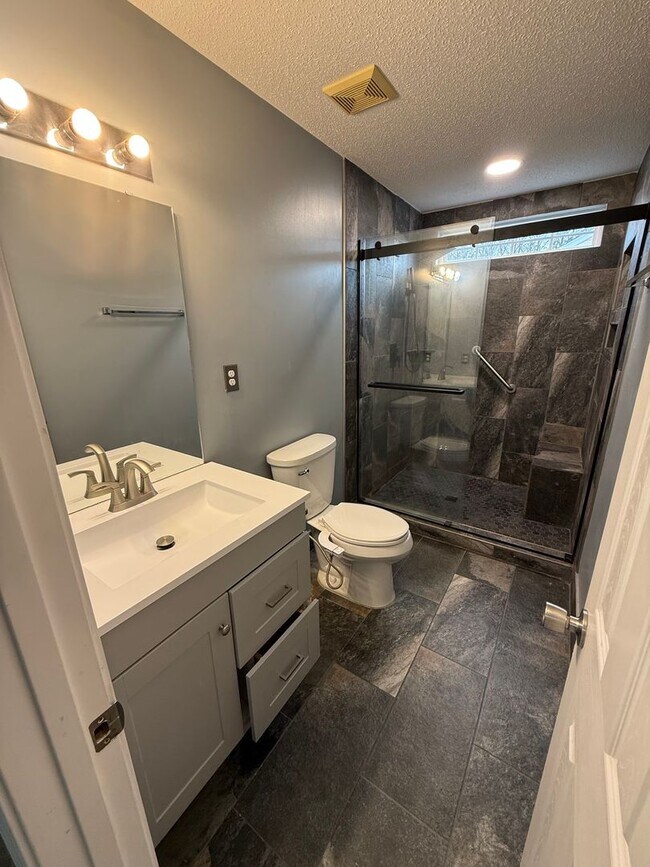 Building Photo - Beautiful 4 Bedroom