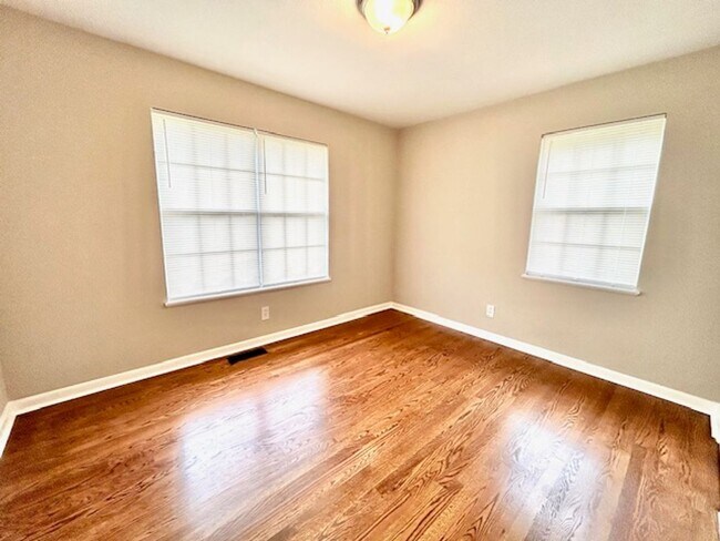 Building Photo - $500 Move In Special-or-$100 off monthly r...