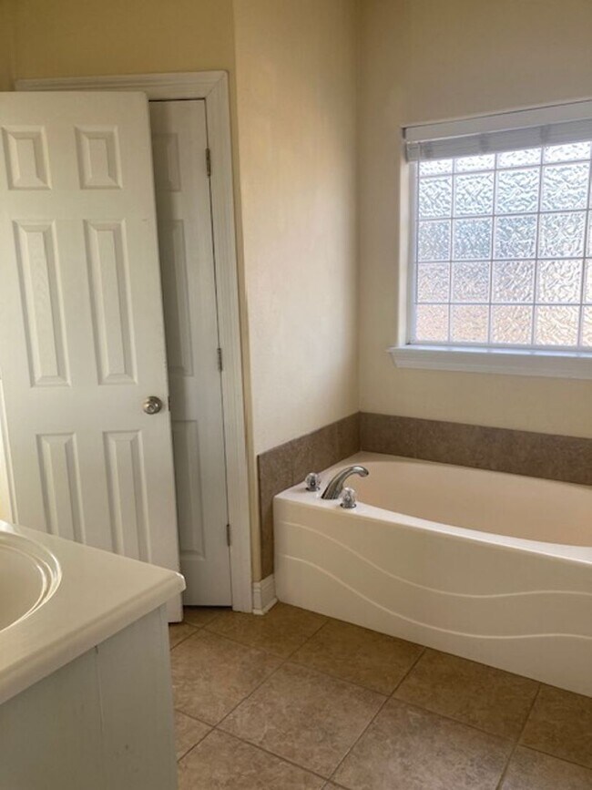 Building Photo - Perkinston 3 Bedroom