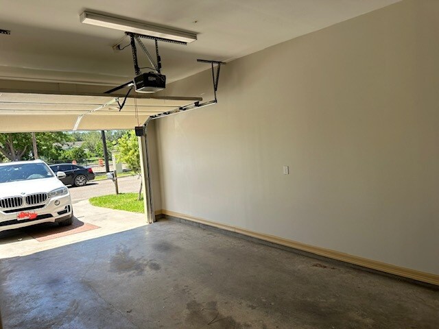 Building Photo - 3916 W Daffodil Ave