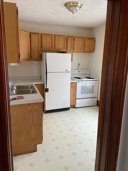 Cozy eat in kitchen - 1003 N Division St