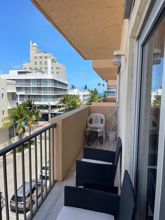Primary Photo - 1150 Collins Ave