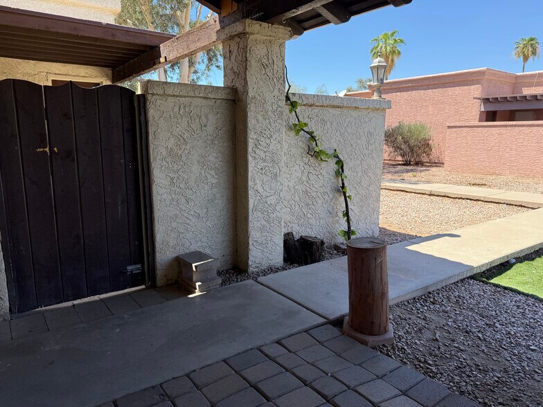 Building Photo - 735 N Arrowhead Dr