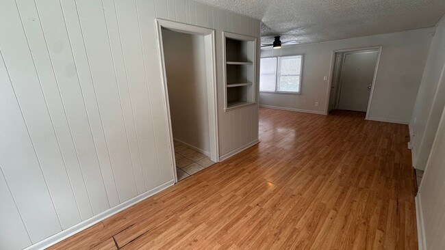 Building Photo - $895 - 2 bed 1 bath - Single Family Home