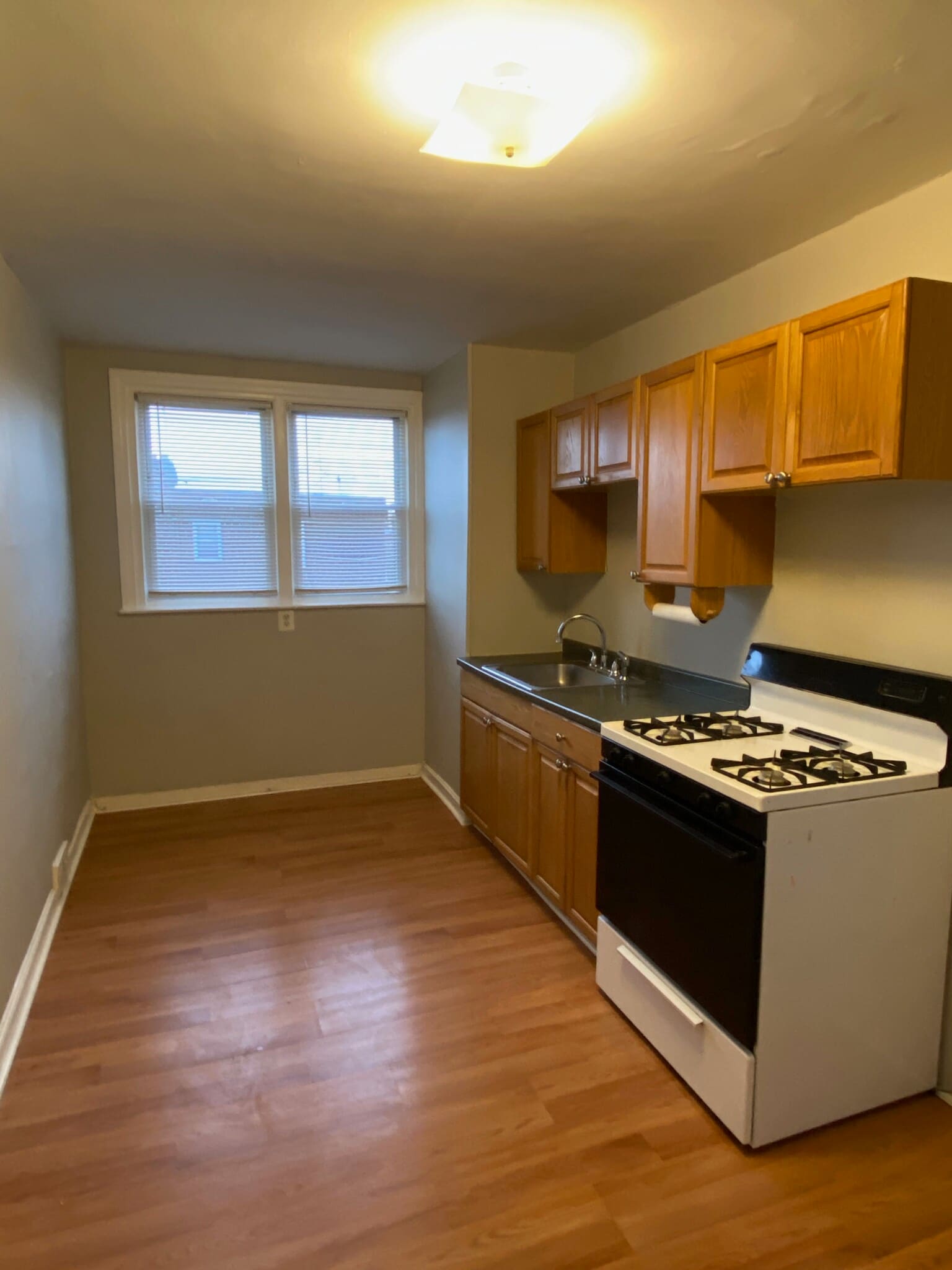 Kitchen 8ftX17 1/2 inches - 4444 Loring St