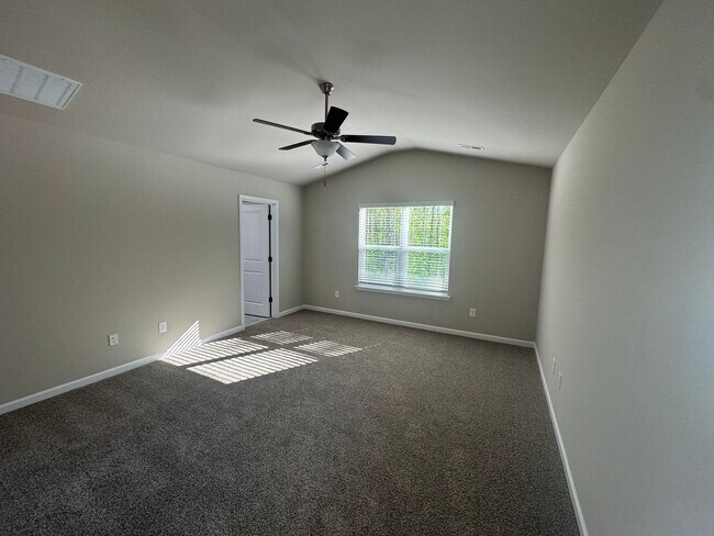 Building Photo - Move In Ready 4BR/2.5BA Home located in Stoneygreen Community