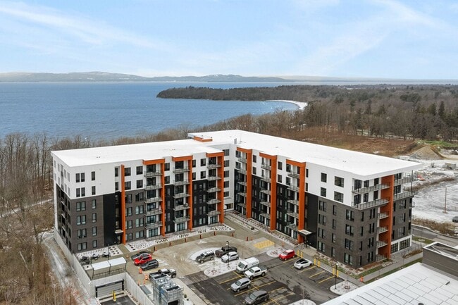 Building Photo - Upscale 1BR Apt in Burlington - 5th Floor ...